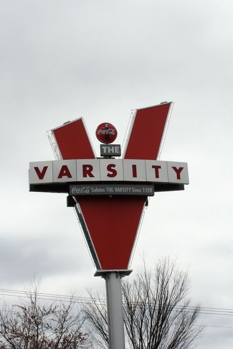 The Varsity is an Atlanta landmark. Georgia History, Chili Dog, Best Chili, Southern Accents, Outside Bars, Southern Heritage, Passport Travel, Georgia On My Mind, Road Trippin