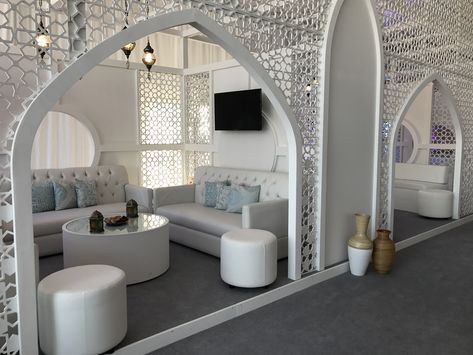 Islamic Interior Design Restaurant, Ibadat Room, Ramadan Project, Ramadan Tent, Modern Islamic Interior, Classic Interior Design Luxury, Arabic Living Room, Traditional Restaurant, Moroccan Houses