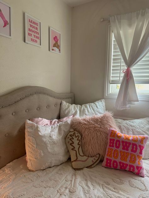 Preppy Cowgirl Dorm Room, Cute Western Dorm Room Ideas, Preppy Western Room Ideas, Preppy Western Bedroom Ideas, Pink Cow Print Room Decor Aesthetic, Country Theme Dorm Room, Nashville Room Aesthetic, Pink Country Aesthetic Room, Nashville Bedroom Ideas