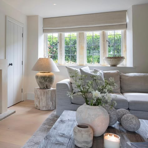 Country Style Lounge, Janey Butler Interiors, Cotswolds Aesthetic Interior, British House Interior, Cotswold Interior, Cotswold Cottage Interior, Modern Country Interior, Cottage Lounge, English Country House Style