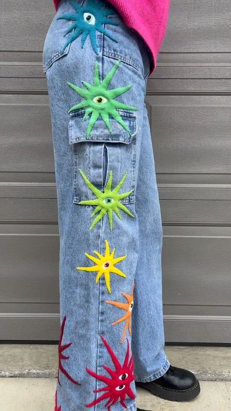 Star Burst - Custom 1/1 Pants 💥👁️ - Hand Sewn | Instagram Custom Pins Diy, Clothing Customization Diy, Paint Jeans Ideas, Diy Painted Pants, Customize Pants, Custom Denim Pants, Clothes Doodle, Hand Painted Pants, Denim Patches Diy