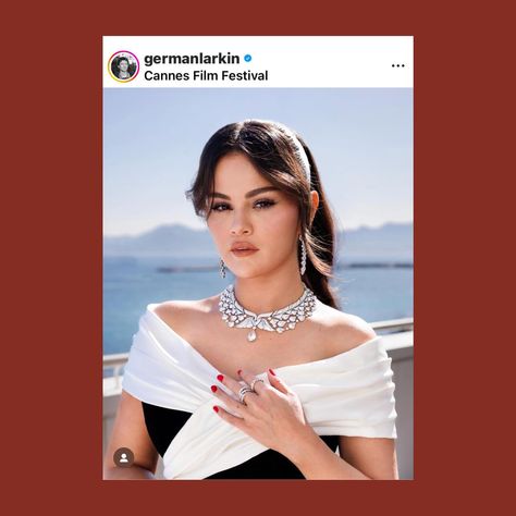 Selena Gomez dazzled at the 77th annual Cannes Film Festival in the stunning Bulgari Diamond Swan Necklace. This exquisite piece features two mythical swans embracing a mesmerizing 20.08 carat drop diamond. #SelenaGomez #CannesFilmFestival #bulgarihighendjewelry Link in Bio Images from @germanlarkin Swan Necklace, Cannes Film Festival, Selena Gomez, Cannes, Film