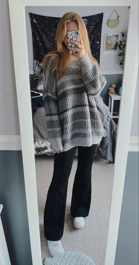 Modest Flare Leggings Outfit, Cute Sweater Outfits With Leggings, Flared Leggings And Sweater, Flair Leggings Outfit Casual, Sweater With Flare Leggings, Comfy Flare Leggings Outfit, What To Wear With Flare Leggings Winter, How To Style Flare Leggings Winter, Flare Leggings And Sweater