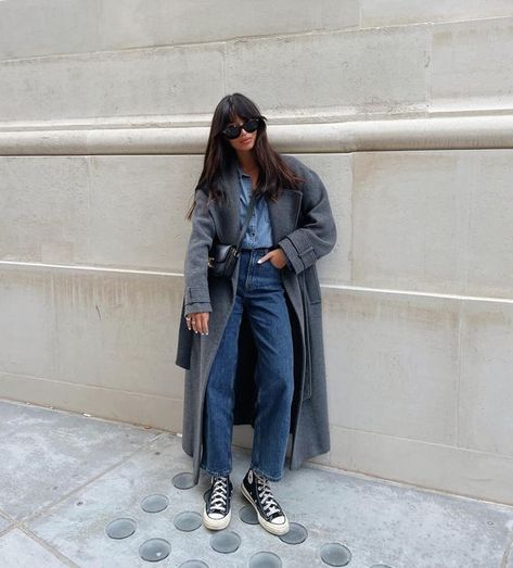 City Weekend Outfit Winter, Dark Grey Coat Outfit, Star Jeans Outfit, Outfit Primavera 2023, Outfit Inspo Converse, Paris Street Style Winter, Denim Coat Outfit, Dark Washed Jeans Outfit, Dark Jeans Outfit