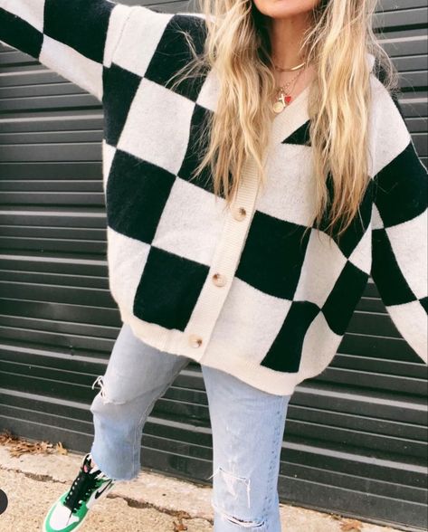 Checkered Sweater Outfit, Black And White Checkered Sweater, Checkered Cardigan, Checkered Sweater, Cardigan Outfits, 2024 Trends, Comfy Sweaters, Fall Sweaters, Black N Yellow