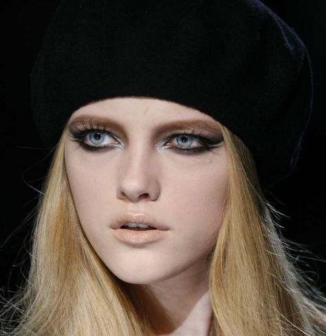 versace f/w 07 Tanya Dziahileva, Vlada Roslyakova, Natalia Romanova, Runway Makeup, Doll Makeup, Kiss Makeup, Face Hair, Messy Hairstyles, Makeup Inspo