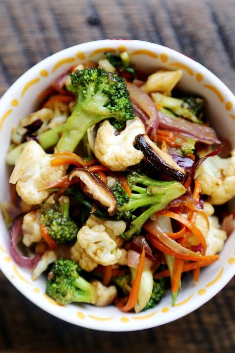 Vegetable StirFry with Carrots, Broccoli, Cauliflower, Bok choy , Red Onions & Shitake Mushrooms... Carrots Broccoli, Resep Diet, Broccoli Cauliflower, Low Carb Lunch, Veggie Stir Fry, God Mat, Vegetable Stir Fry, Low Carb Dinner, Idee Pasto Sano