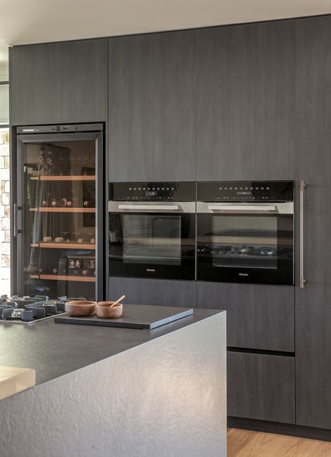 Design tip: Traditionally, ovens and hobs were designed as a single unit. However, as kitchens have grown in size and become more specialized, separating the oven and hob has become a popular option. When positioning an oven tower, it's important to consider the height of the client. The bottom of the oven door should never be above hip height, and a maximum of 950mm from the floor. This allows for safe and easy access for the user to retrieve items from the oven. Oven Tower, Eye Level Ovens, Inframe Kitchen, Integrated Oven, Kitchen Bar Design, System Kitchen, Modern Luxury Kitchen, Integrated Fridge, Kitchen Oven