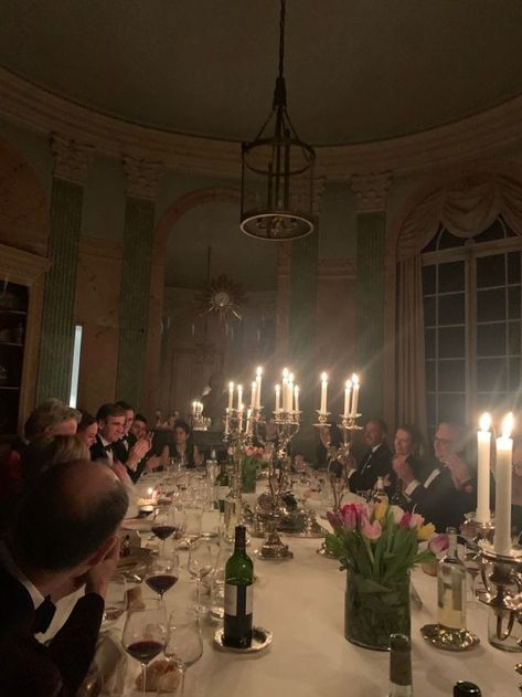 Rich Dinner Party Aesthetic, Rich Family Dinner Aesthetic, Old Money Friends Aesthetic, Super Rich Aesthetic, Old Money Friends, Classy Party Aesthetic, Old Money Dinner, Old Money Party, Events Aesthetic