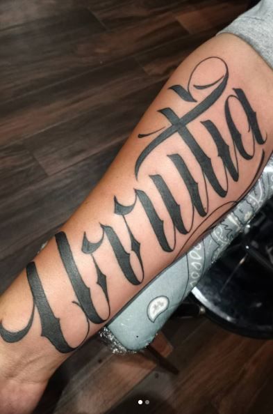 Cool Name Tattoos, Blk Tattoo, Traditional Tattoo Names, Last Name Tattoos For Men, A Name Tattoo, Name Tattoos On Neck, Last Name Tattoos, Arm Tattoos For Men, Cool Name