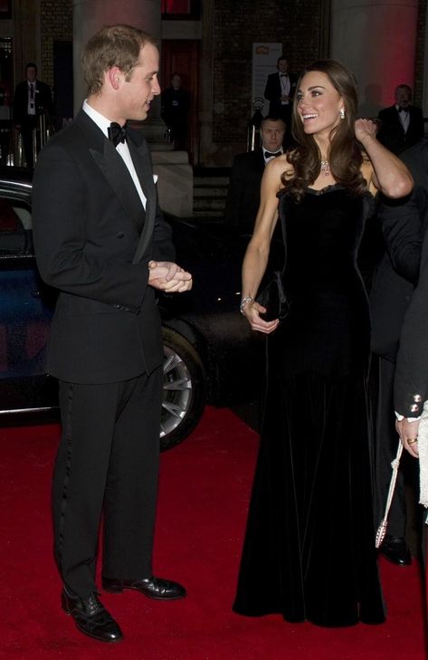 Kate Middleton Vestidos Kate Middleton, Principe William Y Kate, Military Awards, Princesse Kate Middleton, William E Kate, Black Velvet Gown, Duchesse Catherine, Mcqueen Dress, Principe William