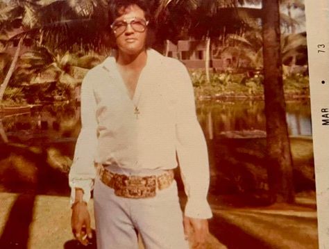 Elvis on Hawaii. Late May 1972 - Elvis Presley King Elvis Presley, Elvis Presley Images, Elvis Presley Pictures, Elvis Presley Photos, Music Legends, Live Concert, Rare Photos, Girls In Love, Look Alike