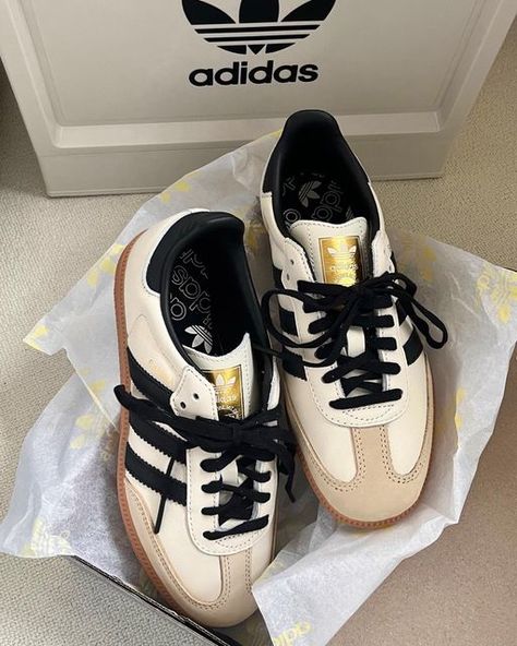 Cream Sambas Outfit, Addidas Shoes Outfit Ideas 2023, Staple Shoes For Women, Cream Sambas, Shoes To Get, Adidas Samba Cream, It Girl Shoes, Shoes For Every Outfit, Sambas Adidas Women