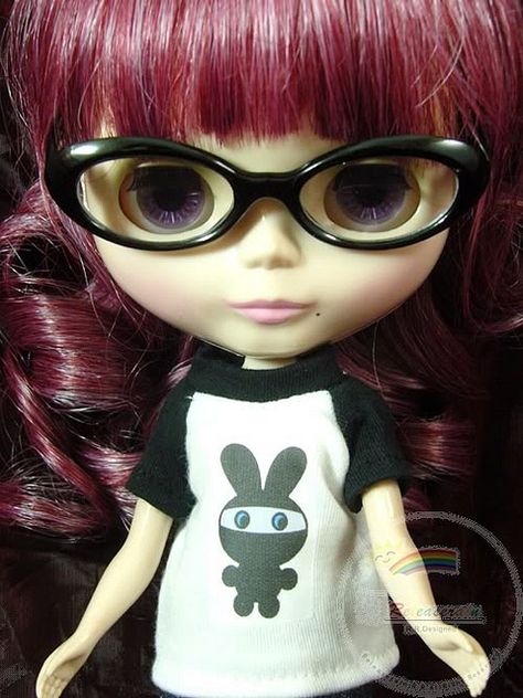 violet Blythe Dolls Glasses, Blythe Doll Glasses, Red Hair And Glasses, 1970s Aesthetic, Red Hair Doll, Twilight Core, Dark Red Hair, Black Eyeglasses, Big Eyes Art