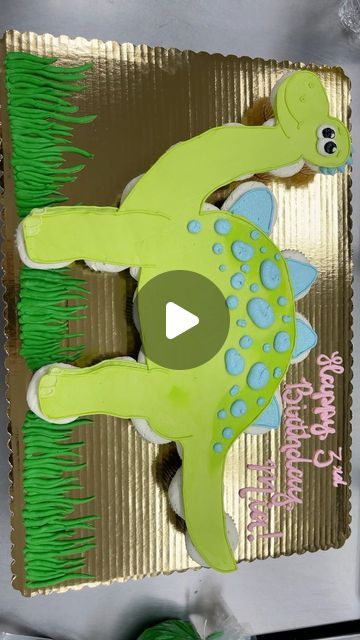 Dinosaur Cupcakes Pullapart, Dinosaur Giant Cupcake, Dinosaur Diy Cake, Easy Dinosaur Cake Diy, Pull Apart Cupcake Cake Dinosaur, Stegasorus Dinosaur Cake, Dino Four Birthday Cake, Cupcake Cakes Dinosaur, Dinosaur Cupcake Cake Template