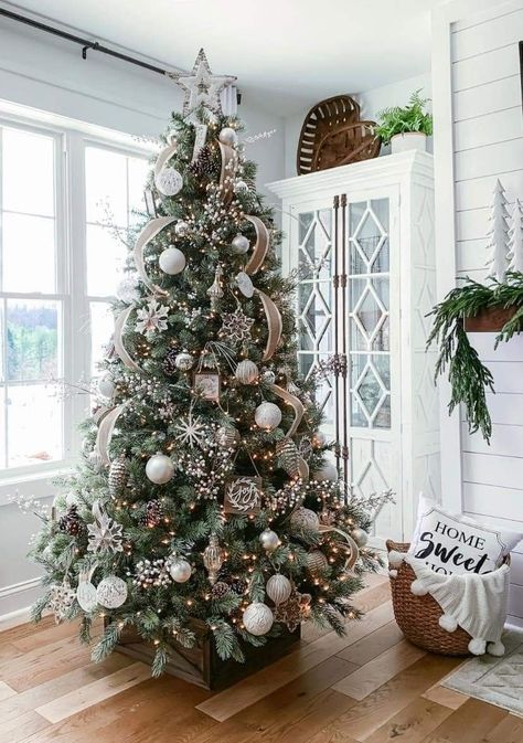 White And Silver Ornaments, Christmas Tree With Burlap, Unique Christmas Trees Themes, Decoration Ideas Christmas, Christmas Tree Inspo, Potted Christmas Trees, Burlap Christmas Tree, Christmas Tree Decorating Themes, Farmhouse Christmas Tree