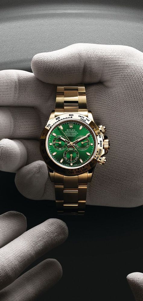 soulmate24.com Rolex Cosmograph Daytona in 18ct yellow gold with a green dial and Oyster bracelet. Photographed by Régis Golay. Rolex Daytona Black, Daytona Watch, Rolex Cosmograph Daytona, Max Bill, Watches Rolex, Swiss Army Watches, Rolex Watches For Men, Gold Rolex, Cosmograph Daytona