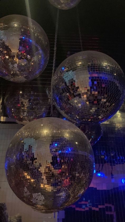 Mirrorball Party Aesthetic, Glittery Birthday Party, Mirror Ball Wallpaper, Disco Ball Aesthetic Wallpaper, Stargirl Birthday Party, Mirrorball Girlies, Mirror Ball Aesthetic, Mirrorball Party, Mirrorball Wallpaper