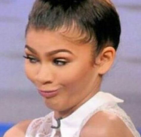 ZEN WHAT THE HELL ARE U DOING SHSJGSHFJSHS Zendaya Mood Face, Zendaya Funny Faces, What The Hell Reaction Pic, Zendaya Funny Pics, Memes Without Words, Zendaya Movies, Funny Celebrity Pics, Famous Memes, Animation Quotes