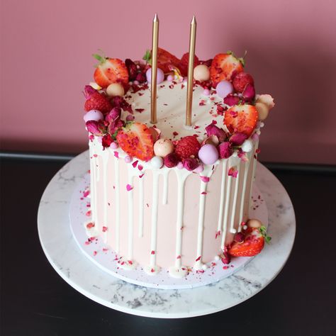 White Birthday Cake With Strawberries, Strawberry Birthday Cake Design, Pink Homemade Birthday Cake, Berries Birthday Cake, Cake Decor With Strawberries, Strawberry Cake Birthday Girl, Pink Theme Birthday Cake, Berry First Bday Cake, Berry Themed First Birthday Cake