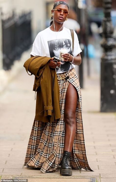 Style In London, Chique Outfit, Tartan Skirt, Streetwear Mode, Moda Chic, Brown Outfit, Estilo Chic, Fashion Mistakes, Naomi Campbell