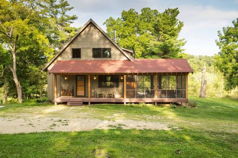 Cozy cabin in Minnesota provides idyllic getaway for a fishing trip Small Rustic House, Little Cabin In The Woods, Fishing Cabin, Rustic House Plans, Rustic Exterior, Tiny Cottage, Getaway Cabins, Rustic Home Design, Little Cabin