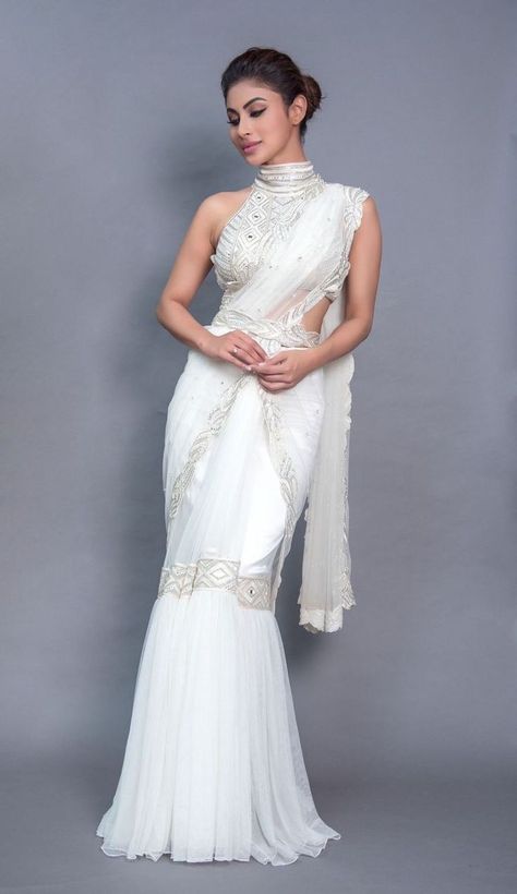 white saree, saree, white saree and jewellery, white saree collection, banarasi saree, pure cotton sarees, white saree and blue blouse, white saree and pink blouse, white saree and black blouse, pure tissue saree, banarasi silk sarees, timeless elegance, banarasi pure georgette sarees, pure georgette saree, pure georgette sarees, elegant saree, fashion gala #whitesaree #whiteblouse #white #saree #sareecollection #sareeblousedesigns #cottonsaree #silksaree #fashiongala Baju Kahwin, Long Blouse Designs, Mouni Roy, Ruffle Saree, White Saree, Saree Designs Party Wear, Theme Dress, Ready To Wear Saree, Stylish Sarees