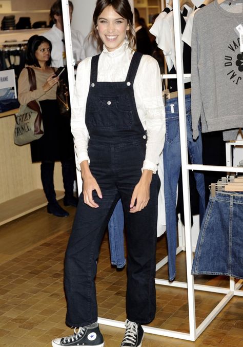 La salopette en jean selon Alexa Chung Mode Inspo, Alexa Chung, Perfect Outfit, Birkenstock, Casual Style, What To Wear, Winter Outfits, Porter, Overalls