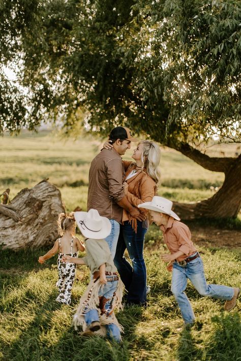 A Summer Family Farm Session - Jaimie Lauren Collective  family session, farm session, family farm, family photos, family farm photos, summer family photos, golden hour, golden hour family, famiy photos cows, cows Family Photoshoot Country, Family Pictures On Farm, Family Photos With Cows, Family Farm Pictures, Country Family Aesthetic, Country Family Pictures, Farm Family Photoshoot, Cowboy Family Pictures, Barn Family Photos