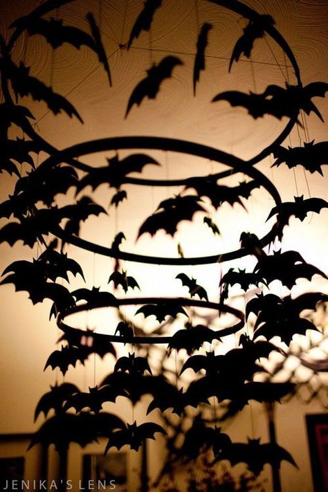 Bat Chandelier, Adult Halloween Party Decorations, Hantverk Diy, Table Halloween, Look Wallpaper, Hallowen Ideas, Casa Halloween, Halloween Fest, Carte Halloween