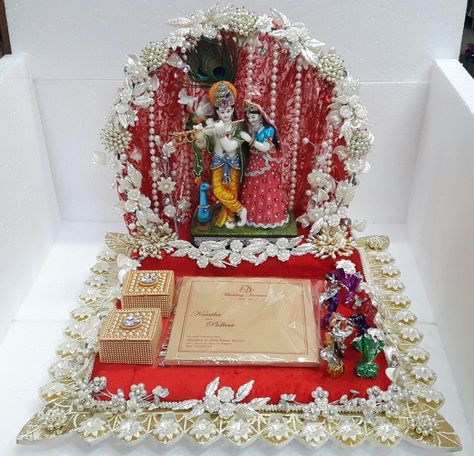 Wedding card Wedding Card Platter Indian, Wedding Invitation Decoration Tray, Invitation Tray Decoration, Invitation Card Packing Ideas, Marriage Card Decoration Ideas, Wedding Card Decorations Tray, Kankotri Decoration Ideas Gujrati, Wedding Invitation Card Decoration Tray, Wedding Card Packing Ideas