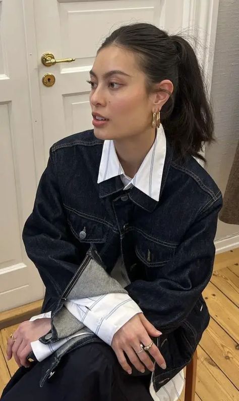 Dressed Up Sweater Outfit, Full Denim Look, Indie Office Outfit, Layered Jacket Outfit, Bette Porter Style, Mid Season Outfit, Travelling Fits, Layering Aesthetic, 2023 Fw