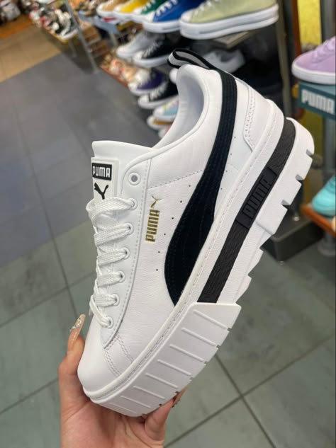 Gucci Footwear, Girls Shoes Teenage, Sneakers Slippers, Trendy Shoes Sneakers, Black Nike Shoes, Women Footwear, Pretty Shoes Sneakers, Fashion Shoes Heels, Jordan Shoes Retro