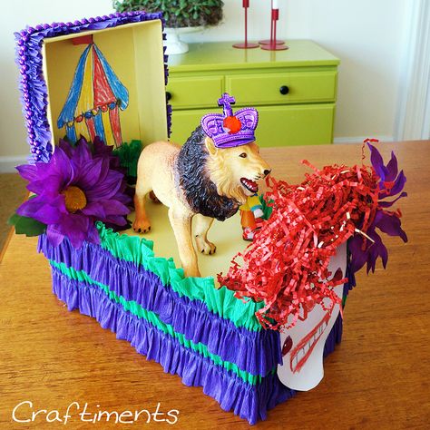 Shoebox Float Ideas Kids, Shoebox Float Ideas, Kids Parade Floats, Shoebox Float, Carnival Floats, Mardi Gras Float, Mardi Gras Crafts, Floating Decorations, Kindergarten Projects