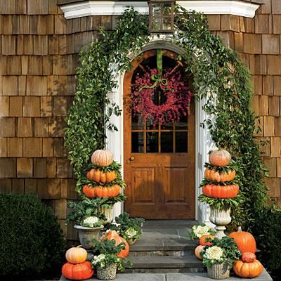 Pumpkin Ideas for Your Front Door | Vertical displays make a big statement at the front door. | SouthernLiving.com Fall Front Porch Ideas, Pumpkins And Gourds, Pumpkin Topiary, Diy Halloween Decor, Autumn Decorating, Fall Front Porch, Fall Decorating Ideas, Fall Decorations Porch, Fall Front