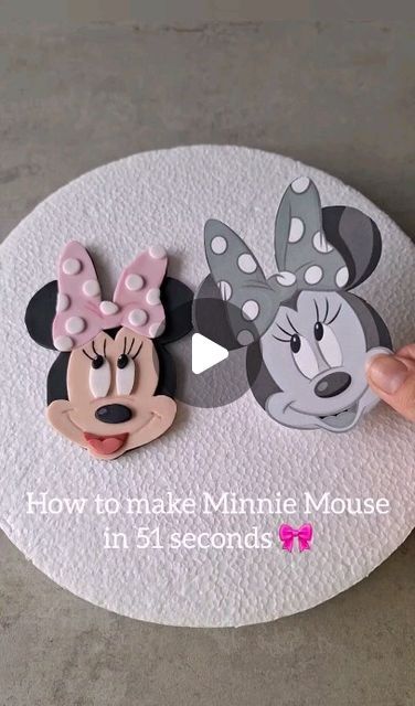 Mickey Mouse Diy Cake, Minnie Mouse Cake Tutorial, Minnie Mouse Fondant Tutorial, Diy Minnie Mouse Decorations, Minnie Mouse Topper, Minnie Mouse Cake Decorations, Minnie Mouse Fondant, Minnie Mouse Cake Design, Mini Mouse Birthday Cake