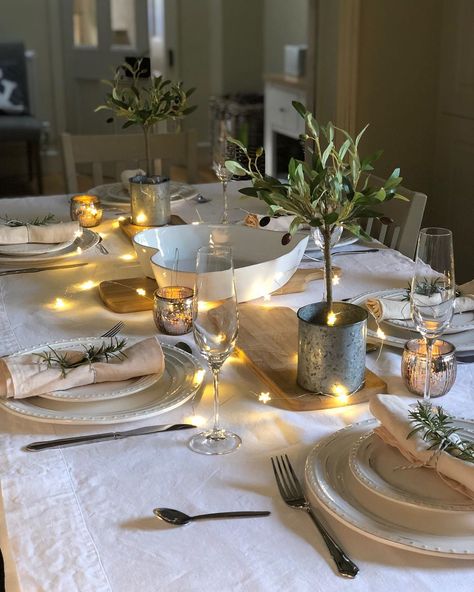 Karen on Instagram: “There’s nothing like a bit of twinkle on the dinner table when entertaining, fairy lights and food always makes me think of the lovely…” Candle Light Dinner Ideas, Valentine Day Aesthetic, Romantic Candlelight Dinner, Romantic Dinner Decoration, Romantic Candle Light Dinner, Candlelight Dinner, Day Aesthetic, Romantic Candlelight, Dining Table Centerpiece