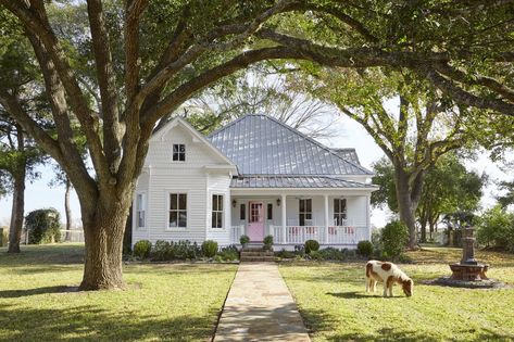 countryliving Farmhouse Exterior Window Trim, Farmhouse Exterior Old, Old Farmhouse Exterior, Awesome Backyard Ideas, Air Conditioner Cover Outdoor, Luxurious Farmhouse, Farmhouse Front Door Decor, Exterior Window Trim, 1900 Farmhouse