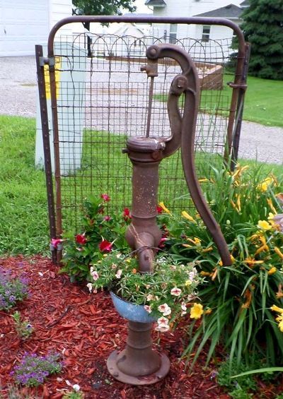 Nancy K. Meyer Daughter's Pump, a gift from her boyfriend for Christmas Junk Decor, Old Garden Gates, Garden Diy Decoration Ideas, Vintage Gardens, Xeriscape Landscaping, Junk Garden, Metal Garden Gates, Butterfly Gardens, Green Gardens