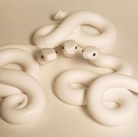 Snake Clay Ideas, Clay Snakes, Clay Snake, Polymer Clay Kunst, Ball Pythons, White Snake, Polymer Clay Animals, Polymer Crafts, Cute Polymer Clay