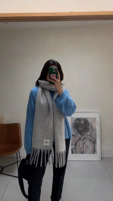 Cap With Scarf, Grey Scarf Outfit, Chunky Scarf, Gray Scarf Outfit, White Scarf Outfit, Big Scarf Outfit, Scarf Outfit Fall, Streetwear Caps, Fuzzy Scarf