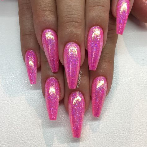 Rosa glitter med mermaid effekt på👌🏼 Bright Pink Sparkle Nails, Pink Iridescent Nails, Holographic Nails Acrylic, Pink Sparkle Nails, Holographic Nail Designs, Iridescent Nails, Pink Holographic Nails, Bright Pink Nails, Neon Pink Nails