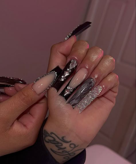 Black Nails Ideas, Fall Baddie, Fye Nails, Acrylic Nail Polish, Graduation Nails, Simple Acrylic, Nail Trend, Simple Acrylic Nails, Vibrant Nails