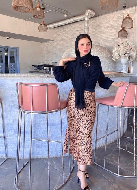 Satin Blouse And Skirt Outfit, Black Blouse Outfit Hijab, Satin Outfit Hijab, Black Skirt Outfit Hijab, Satin Blouse Outfit Hijab, Soiree Outfits, Outfit Soiree, Satin Blouse Outfit, Satin Outfits