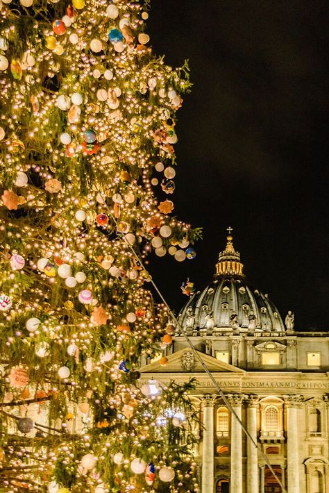 Discover the best fairytale Christmas markets in Italy, updated to 2021, with all the info you might need! Italy In Christmas, Rome Christmas Aesthetic, Italian Christmas Decorations, Rome Christmas, Christmas Italy, Rome Buildings, Euro Winter, Fairytale Christmas, Switzerland Winter