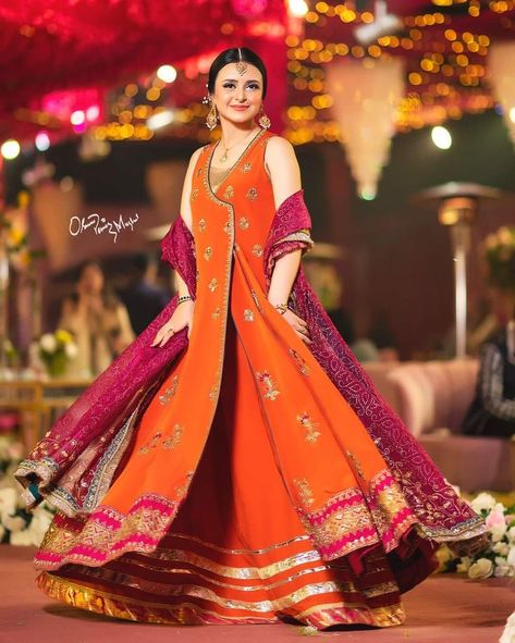 Angrakha Frock, Mayo Dress, Outfit Ideas Wedding, Angrakha Kurti, Pakistani Mehndi Dress, Trendy Kurti, Kurti Styles, Mehndi Dress, Bridal Dresses Pakistan