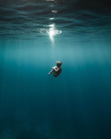 People Sinking In Water, Under Water Photography People, Under Water Looking Up, Floating In Water Art, Someone Underwater, Free Diving Photography, Screaming Underwater, Under Water Aesthetic, Person In Water