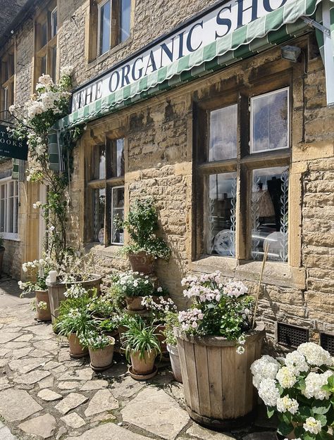 Cotswolds organic countryside english summer english countryside vibe aesthetic Vintage Countryside Aesthetic, English Countryside Lifestyle, Countryside Town Aesthetic, Countryside Rich Aesthetic, English House Aesthetic, Cotswold Aesthetic, Countryside Life Aesthetic, Iris Simpkins, English Summer Aesthetic