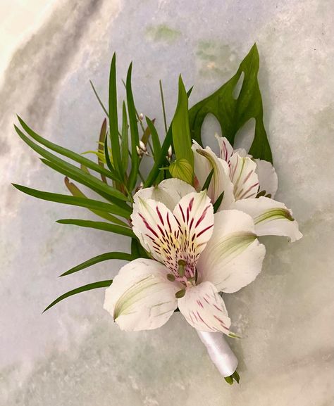 Lily Corsage, Lily Boutonniere, Hoco Inspo, Corsage And Boutonniere Set, Prom Corsage, Quinceanera Dresses Pink, Thailand Wedding, Corsage And Boutonniere, Corsage Prom