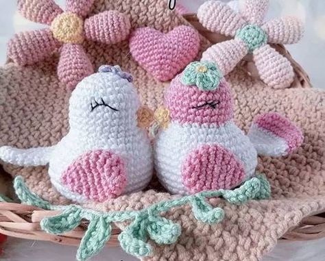 PATRONES AMIGURUMI GRATIS Crochet Baby Mobiles, Crochet Birds, Crochet Designs, Crochet Toys, Crochet Baby, Crochet Projects, Needlework, Free Pattern, Baby Mobile